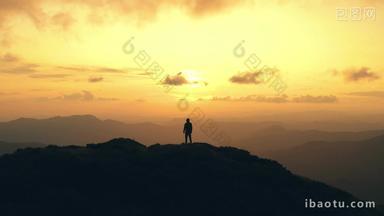 夕阳下站在山顶的男人